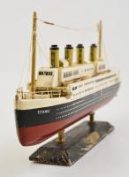 cca 1930 Az első útján elsüllyedt Titanic óceánjáró hajó kicsinyített mása fából, fa talapzaton, réz...