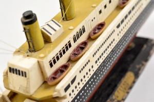 cca 1930 Az első útján elsüllyedt Titanic óceánjáró hajó kicsinyített mása fából, fa talapzaton, réz...