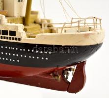 cca 1930 Az első útján elsüllyedt Titanic óceánjáró hajó kicsinyített mása fából, fa talapzaton, réz...