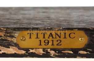 cca 1930 Az első útján elsüllyedt Titanic óceánjáró hajó kicsinyített mása fából, fa talapzaton, réz...
