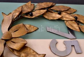 1974 Az FTC Klub alapításának 75. évfordulójára készített falra akasztható emléktábla babérkoszorúva...