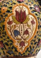 Városlődi díszváza pár, kézzel festett mázas fehércserép, jelzés nélkül, apró máz hibákkal, m: 36 cm...