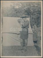 1933 Rober Baden-Powell (1857-1941), a nemzetközi cserkészszövetség vezetője filmet forgat az 1933-as gödöllői jamboree-n, fotó Földeák Iby fotóművész hagyatékából, 24×18 cm / Robert Baden-Powell, founder and first Chief Scout of The Boy Scouts Association, photo