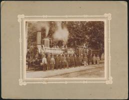 cca 1890 Azonosítatlan magyar vasútállomás gőzmozdonnyal masinisztákkal, vasúti tisztekkel. Díszes kartonon.  / Unidentified Hungarian railway-station with locomotive and crew. 28x22 cm