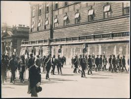 1936 Horthy Miklós (1868-1957) kormányzó és főtisztek felvonulása novemberben a Budai Várban a testőrségtől kísérve, Kurir pecséttel jelzett fotója, 17×23 cm