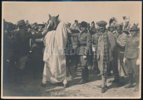 cca 1930 Az arabok paripát ajándékoznak Mussolininek Tripoliban, Pucci pecséttel jelzett fotója, hátoldalon feliratozva, 11,5×16,5 cm / Mussolini get a gift horse in Tripoli, photo with artist's stamp on the verso