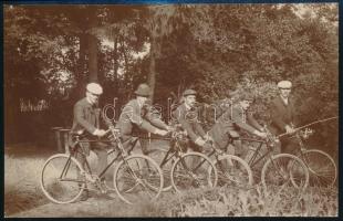 cca 1905 Biciklis társaság, fotó, 10,5×17 cm / men with bikes