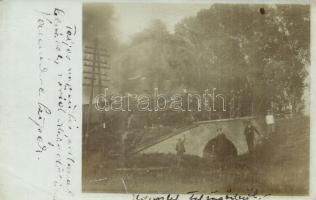1911 Felsőgöd (Göd), füstölgő gőzmozdony a patak feletti vasúti kőhídon. photo (EK)