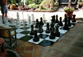 10 db modern külföldi sakk tematikájú városképes lap / 10 modern European town-view postcards, chess