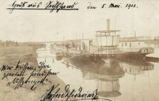 1902 Kisköre, Tisza-parton Előre uszály, anyaghordás az uszályra a pallokon át. photo