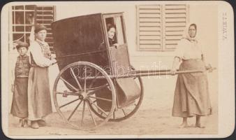 1870 Pöstyénfürdő (Felvidék), betegszállítás, keményhátú fotó V. Wietz műterméből, hátoldalon feliratozva, 6×10 cm / Kúpele Piešťany, patient transport, vintage photo