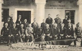 1915 Pánd, Kereskedők és iparosok csoportja zászlóval (EK)