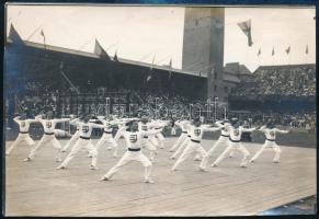 1912 A második helyezett magyar tornászcsapat gyakorlata a stockholmi olimpián, hátoldalon feliratozott fotó, 10×15,5 cm