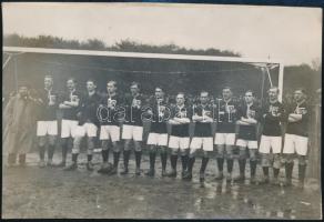 1913 A magyar labdarúgó válogatott Bécsben, kartonra ragasztott, hátoldalon feliratozott fotó, 11×16,5 cm