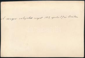 1913 A magyar labdarúgó válogatott Bécsben, kartonra ragasztott, hátoldalon feliratozott fotó, 11×16...