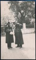 1911 A Czernowitz-i börze udvarán zsidó kereskedők tárgyalnak, hátoldalon feliratozott fotó, 13,5×8 cm / Jewish tradesmen in Czernowitz, photo