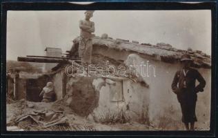 1911 Összedőlt vályogház a kecskeméti cigány negyedben a földrengés után, hátoldalon feliratozott fotó, 9×14 cm