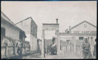 cca 1917 Császári és királyi fürdő- és tetűtlenítő intézet a Kárpátokban, hátoldalon feliratozott fotó, 8×13,5 cm