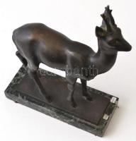 Csúcs Ferenc (1905-1999): Őz. Bronz, jelzett, márvány talapzaton, m:25 cm, h:22 cm