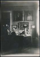cca 1930 Dr. Jáky Jetts Gyula ügyész dolgozószobájában. 11,5 x 16 cm