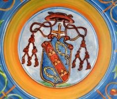 Zsolnay fali dísztál, azonosítatlan (heraldikailag hibás) püspöki címerrel, kézzel festett, jelzett,...