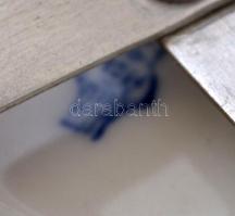 Zsolnay fali dísztál, azonosítatlan (heraldikailag hibás) püspöki címerrel, kézzel festett, jelzett,...