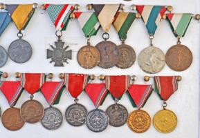 54db-os magyar kitüntetés és sportérem gyűjtemény, falra akasztható kereten, a monarchia, a Horthy-k...