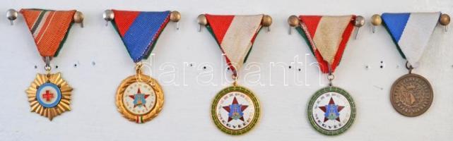 54db-os magyar kitüntetés és sportérem gyűjtemény, falra akasztható kereten, a monarchia, a Horthy-k...