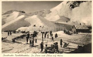 Innsbruck, Nordkettenbahn, In Sonne und Schnee auf 1905 m / skiing and sunbathing people in winter
