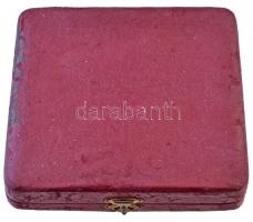 DN "Pro Urbe / Budapest Főváros Tanácsa" kétoldalas, aranyozott Ag emlékérem, peremén jelz...