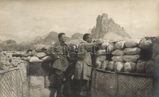 Monte Piana (Piano), első világháborús osztrák-magyar katonák az olasz front hegyi állásánál / Aussieht gegen Drei Zrinnen / WWI Austro-Hungarian K.u.K. soldiers, trenches at the Italian front, in the mountains, photo