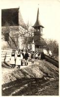 Kecsetkisfalud, Satu Mic; Kijövet a templomból, harangláb a Református templom mellett. Kováts István fényképész felvétele / Calvinist church, belfry, folklore. photo (EK)