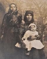 1880-1920 Vegyes keményhátú fotó tétel, 13 db, többségében potré fotók, különféle műtermekből, közte...