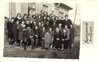 1948 Hajdúszoboszló, megmaradt izraelita közösség csoportképe, hátoldalon aláírások / Remaining Jewish people of the town. group photo Petrányi. Judaica