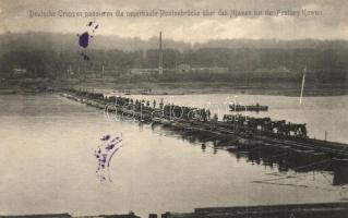 1916 Deutsche Truppen passieren die neuerbaute Pontonbrücke über den Njemen bei der Festung Kowno / WWI German military, pontoon bridge over the Neman river near Kaunas castle
