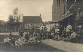 1915 WWI German military, soldiers having lunch. photo (EK)
