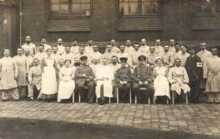 1916 WWI German military, injured soldiers with doctors and nurses. group photo (EK)
