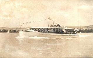 22 db RÉGI és MODERN balatoni lap hajókkal / 22 pre-1945 and modern Hungarian  town-view postcards; ...