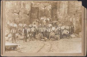 1913 Somoskői bánya munkásai, kartonra kasírozva, sérült, körbevágva, 15×22 cm