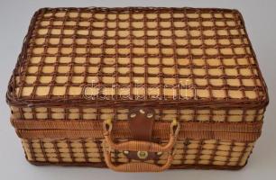 Rattan pikniktáska, pokroccal és műanyag tányérokkal, evőeszközökkel, táskán kisebb hibákkal, 30×45 ...