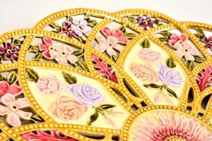 Josef Steidl Znaim áttört fajansz dísztál, kézzel festett, jelzett, kopás nyomokkal, d:39 cm