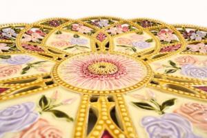 Josef Steidl Znaim áttört fajansz dísztál, kézzel festett, jelzett, kopás nyomokkal, d:39 cm