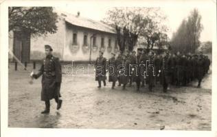 1942 Magyar katonák menetelnek, hadnaggyal az élen / WWII Hungarian soldiers marching, photo (EK)