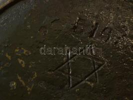 Hamuzó tálka magyar kiscímerrel, öntött vas, hátoldalán karcolt Dávid csillag, d:11,5 cm