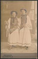 cca 1900 Népviseletben, 3 db műtermi keményhátú fotó, 16×10 cm