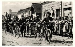 1940 Bánffyhunyad, Huedin; bevonulás kerékpáros katonákkal, Gál Francisc fodrász üzlete / entry of the Hungarian troops with bicycles, shop