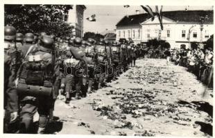 1940 Sepsiszentgyörgy, Sfantu Gheorghe; bevonulás katonákkal / entry of the Hungarian troops