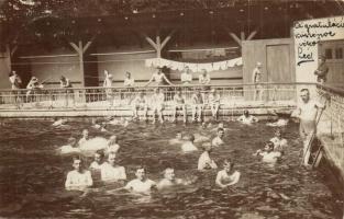 1905 Budapest III. Csillaghegyi fürdő strand (?), fürdőző férfiak, úszásoktatás a medence szélén. photo (EK)