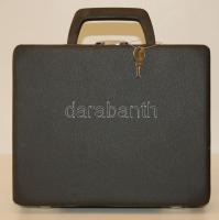 Éremtartó koffer (24x21x7cm) 6 db klf méretű, velúr tálcával, 2x12, 2x20, 2x40 férőhellyel, új állapotban!