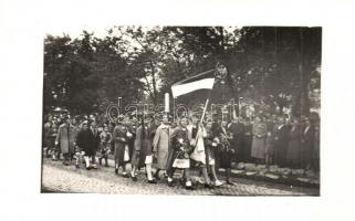 1938 Tata, Katonai ünnepség a Kossuth téren október 6-án, honleányok viszik az iskola zászlóját. photo